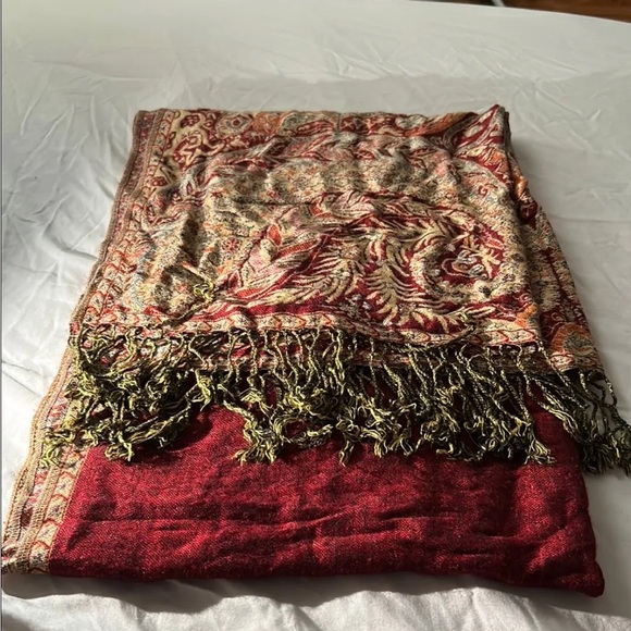 Elegant Paisley Red and Gold Scarf - Picture 1 of 2